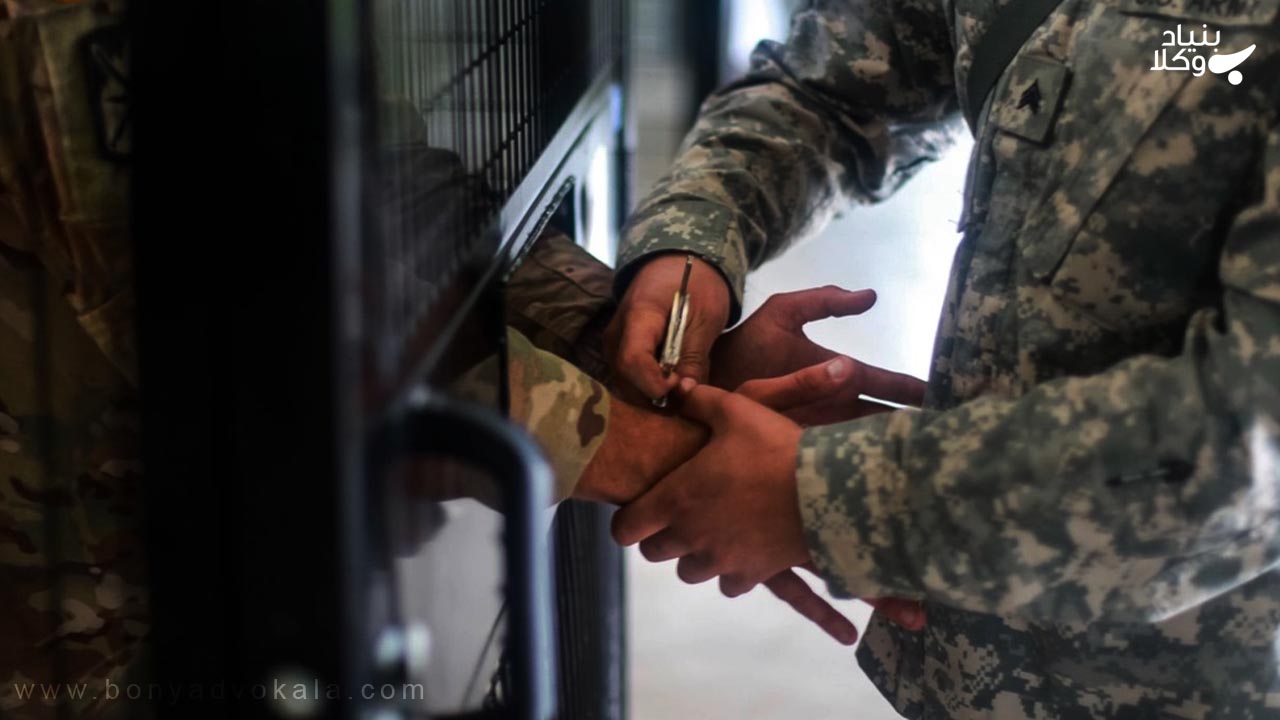 تخفیف و تبدیل مجازات در دادگاه نظامی به چه شکل است؟ 2 تخفیف و تبدیل مجازات در دادگاه نظامی