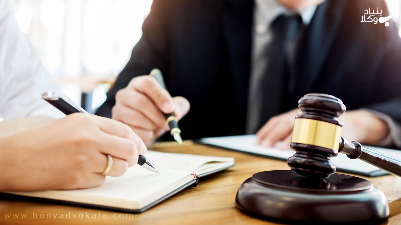 اجرای حکم در شکایت کار و کارفرما چگونه است؟ 3 کمک گرفتن از وکیل در اجرای حکم